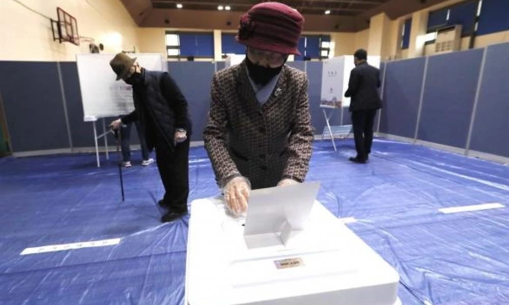 Νότια Κορέα: Υπό πολύ αυστηρά μέτρα υγιεινής διεξάγονται βουλευτικές εκλογές